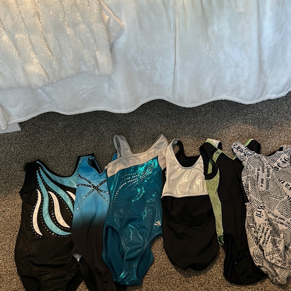 6 gymnastics suits great condition !